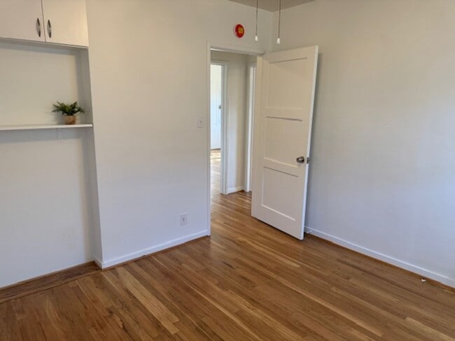 Building Photo - One bedroom, one bath in La Crescenta