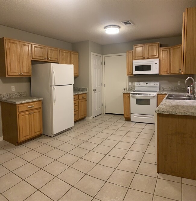Building Photo - 5957 Savannah Dr