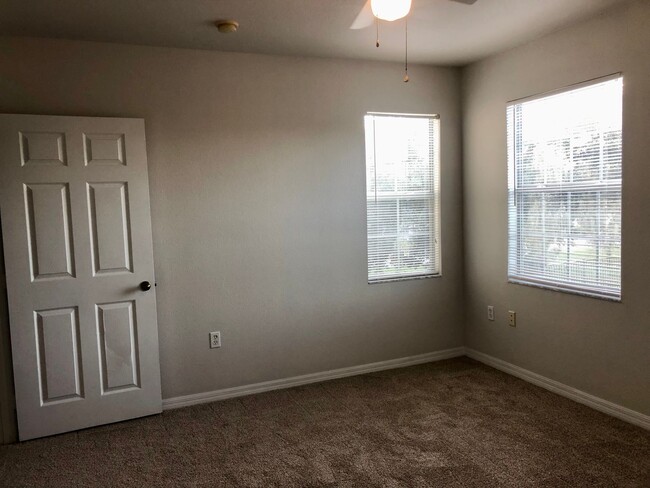 Building Photo - 2/2 condo becoming available February 1st,...