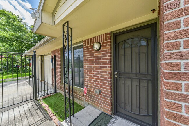 Building Photo - 3700 Stassen St
