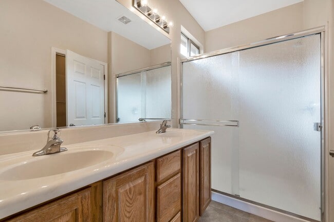 Building Photo - Unique NW Home