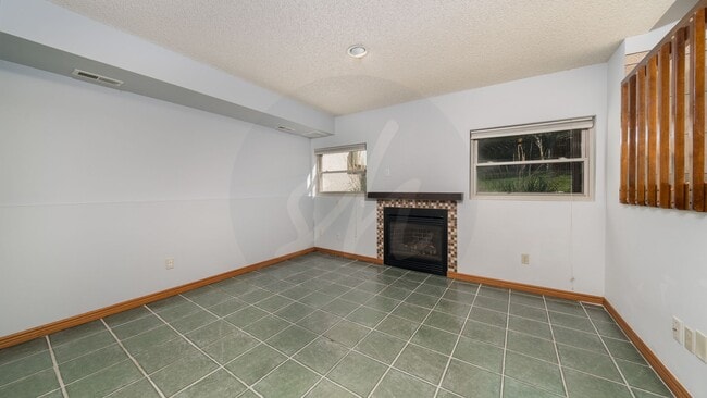 Building Photo - End unit 3 bedroom townhome near Ute Valle...