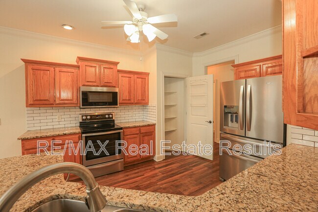 Building Photo - 303 NW Palomino St