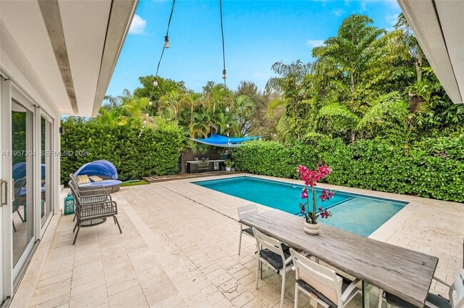 Building Photo - 1080 NE 104th St