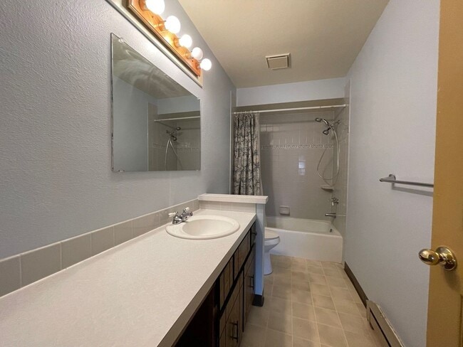 Building Photo - Nice 2 Story Townhome with Garage
