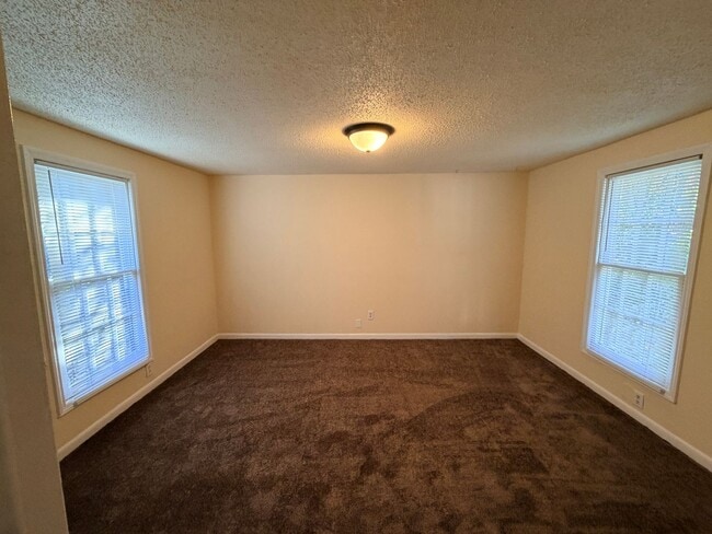 Building Photo - 2 Bedroom 1 Bath Home