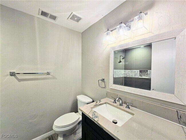 Building Photo - 523 SE 24th Ave