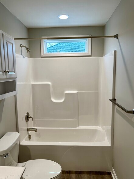 Tub/shower combo w/transom, shower curtain rod - 2229 Kenwood Blvd SE