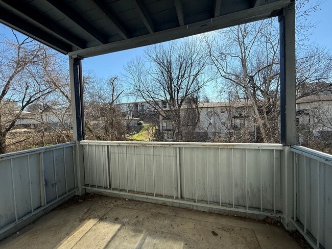 Building Photo - Completely Renovated 2 Bedroom / 2 Bathroom Apartment!