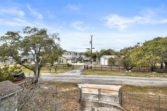Building Photo - 2591 Lakeshore Dr