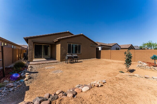 Building Photo - 1645 W la Mirada Dr
