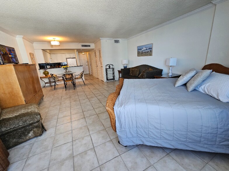 Building Photo - 2501 S Ocean Dr