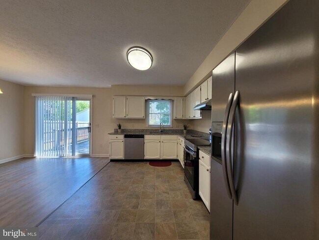 Building Photo - 111 Windcrest Cir