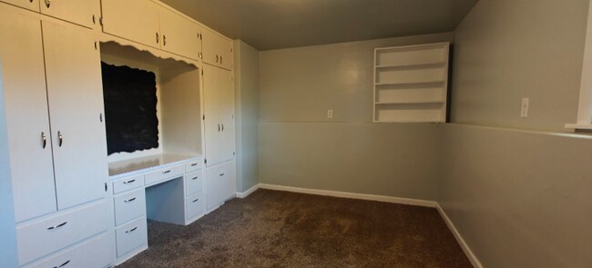 Building Photo - 991 Suburban Dr