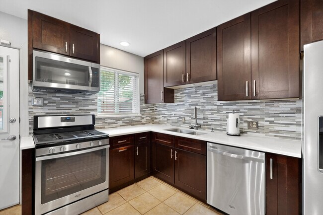 Building Photo - 2020 Hendola Dr NE