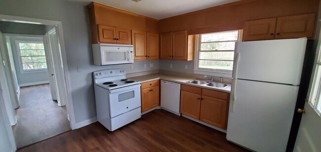 Building Photo - 2 Bedroom 1 Bathroom House!