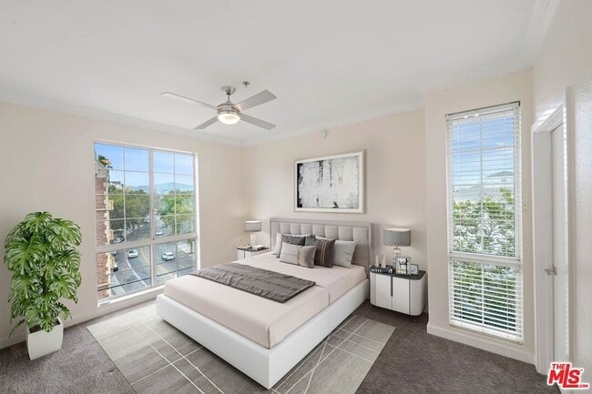 Building Photo - 585 N Rossmore Ave