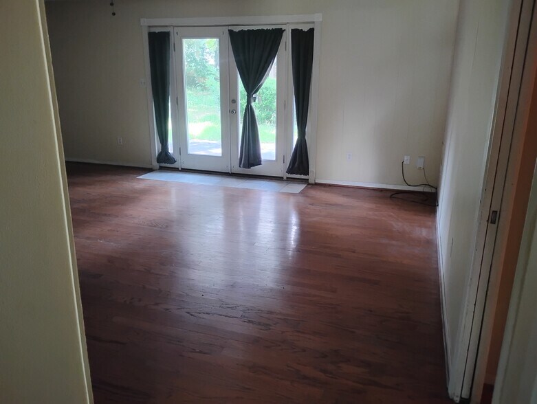 Living Room - 1106 Hillcrest Dr