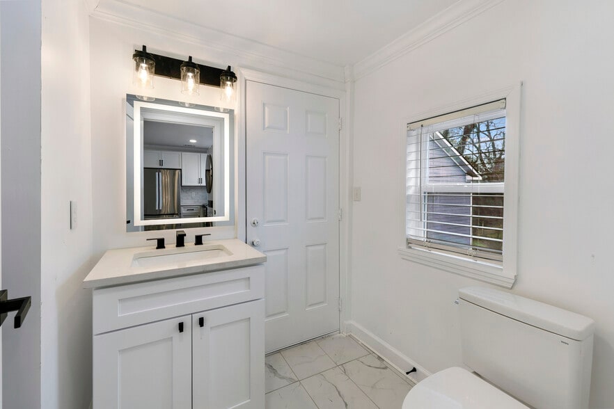 Building Photo - 711 W 44th St