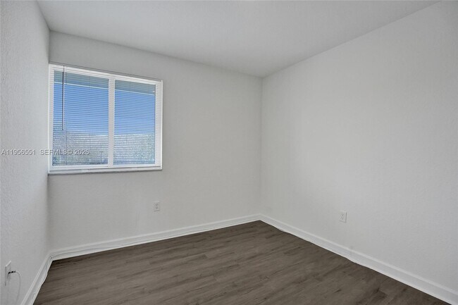 Building Photo - 5409 SW 41st St