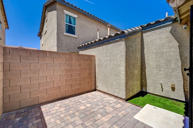 Building Photo - Exquisite Townhome - Life of luxury