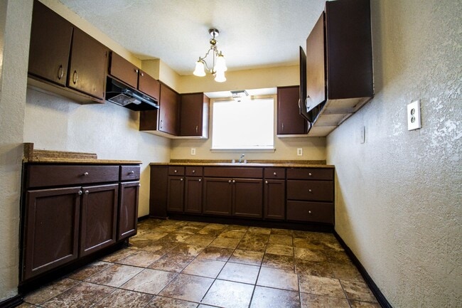 Building Photo - Your Family Home Near Dowtown