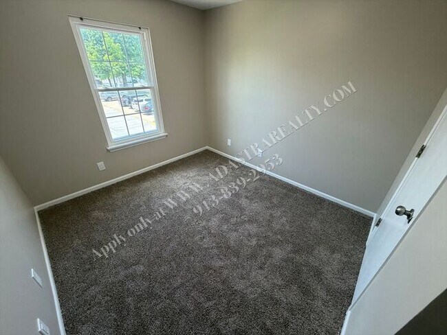 Building Photo - Beautiful Townhome in Olathe-Available NOW!!