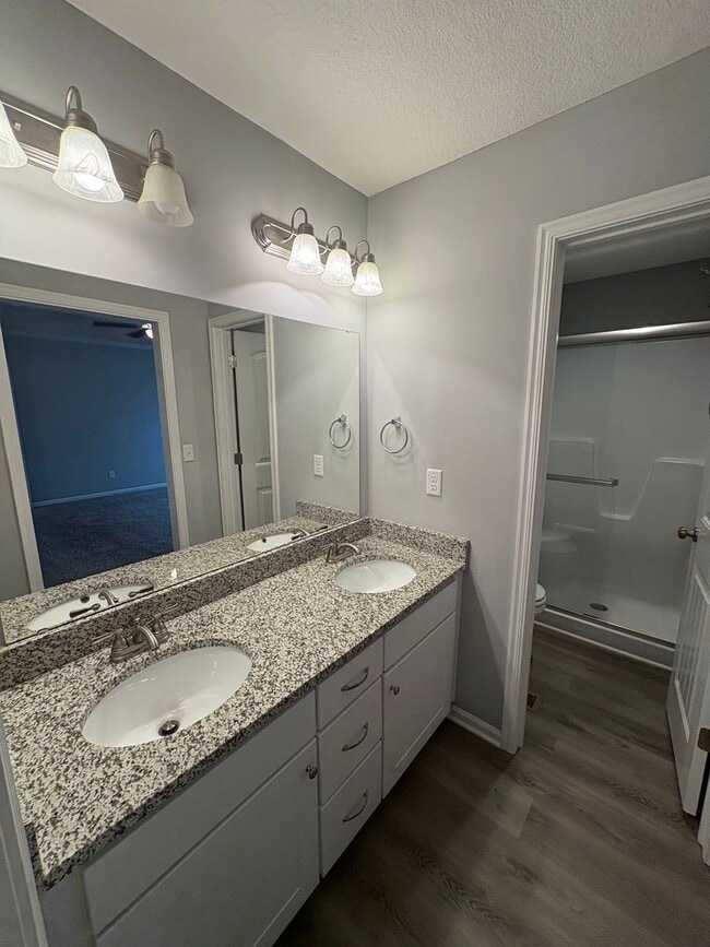 Building Photo - 705 Poplar Cir