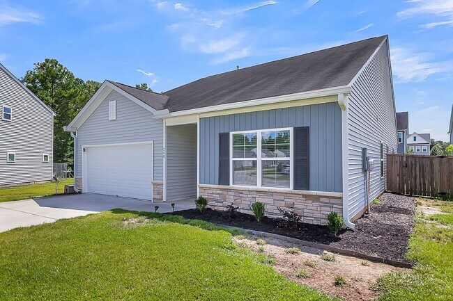 Building Photo - Spacious 4-Bedroom Home with Modern Upgrad...