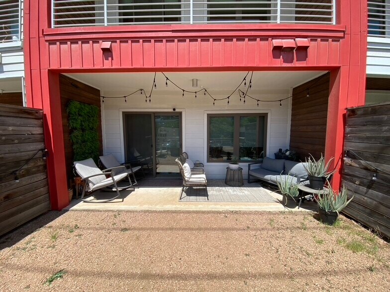 patio - 4361 S Congress Ave