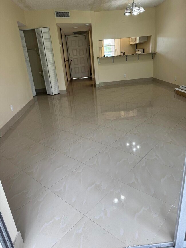 Building Photo - 9921 Three Lakes Cir