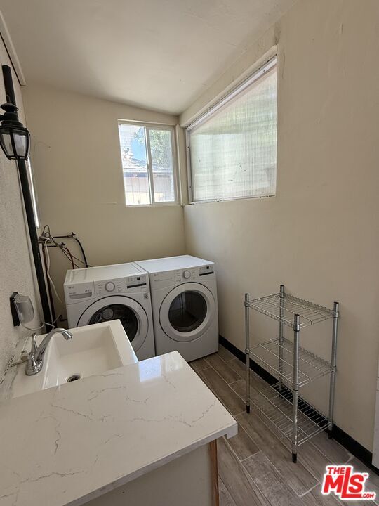 Building Photo - 422 S Van Ness Ave