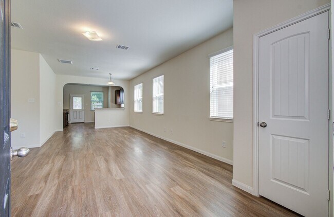 Building Photo - Open Layout & Large Backyard in Houston’s Evergreen Villas – 3 Beds, 2½ Baths