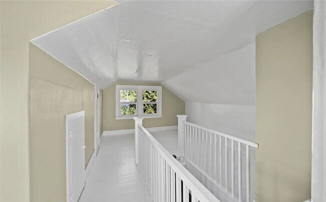 Building Photo - Charming Craftsman Rental in a Prime Bellingham Location