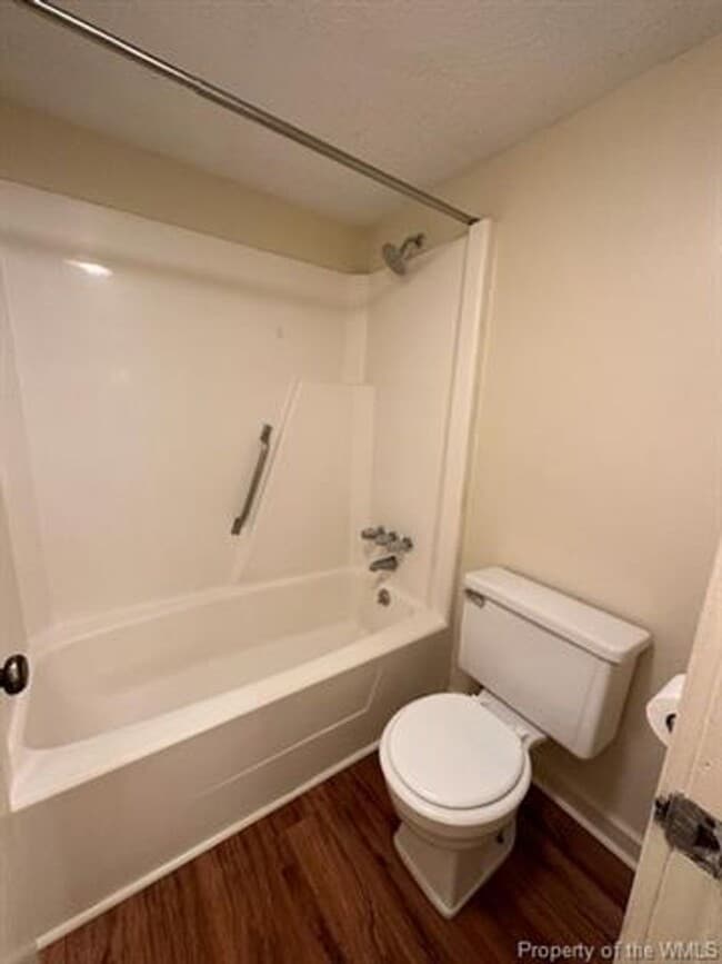 Building Photo - 2 Bed 1 Bath Condo