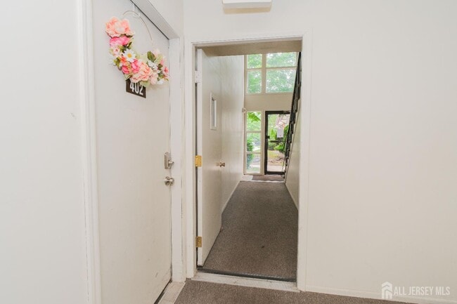 Building Photo - 402 Hidden Village Dr