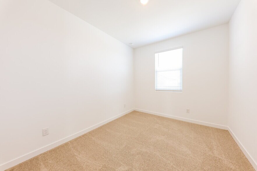 Building Photo - 16378 W Weeping Willow Rd