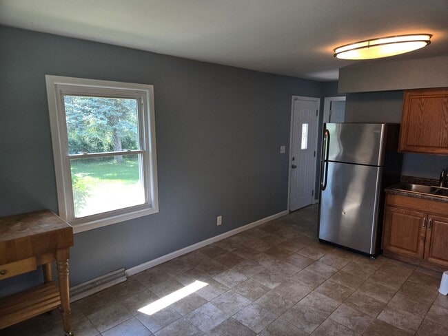 Building Photo - Well maintained 3 bedroom home