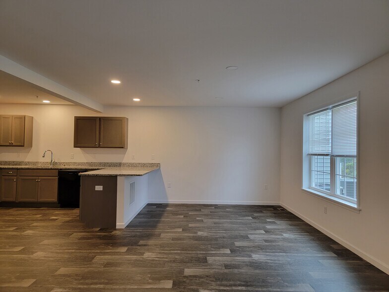 Building Photo - 144 Robert Cir