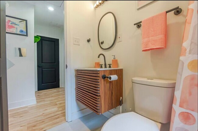 Building Photo - 82 N Holmes St