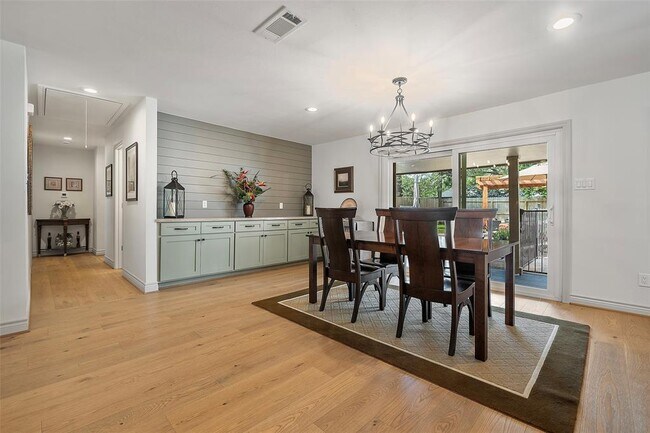 Building Photo - 1615 Maux Dr