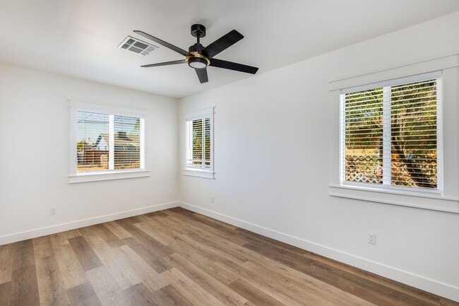 Building Photo - 1329