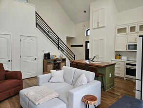 Building Photo - 5913 Lake Edge Rd