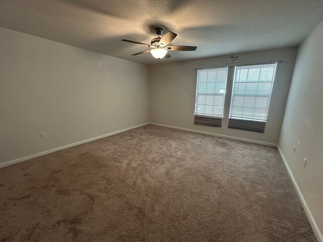 Building Photo - 4 Bedroom 2.5 Bathroom in Winter Haven