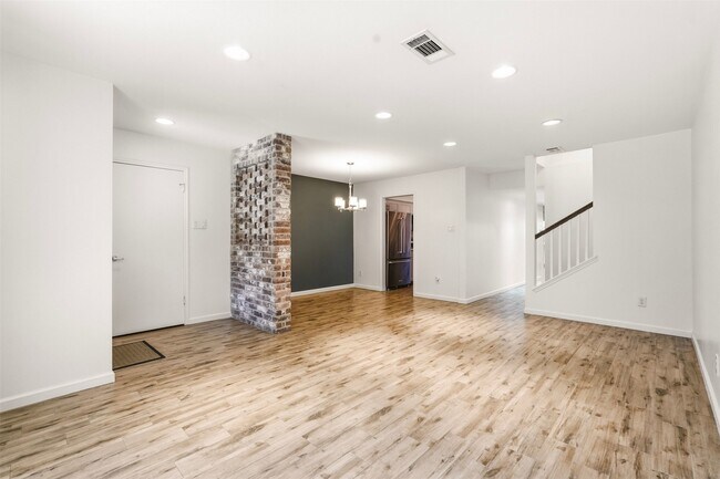 Building Photo - 450 N Post Oak Ln