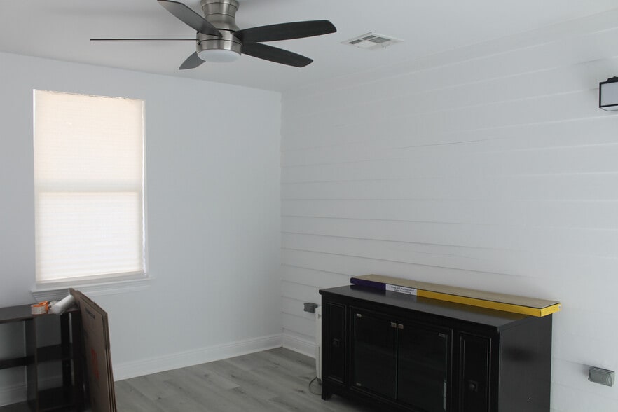 Building Photo - 2133 Generes Dr