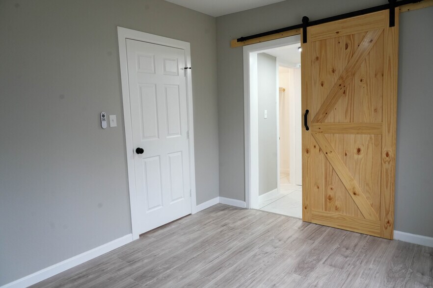 Building Photo - 1208 Mancil Ave