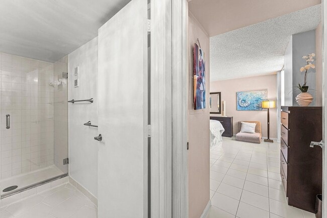 Building Photo - 5420 N Ocean Dr