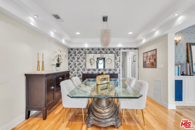 Building Photo - 326 N Doheny Dr