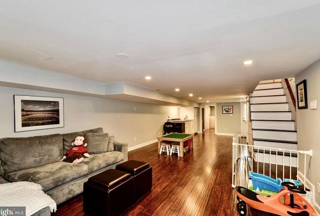 Building Photo - SPACIOUS 3 BED BROWNSTONE with PARKING, YARD and 2 DECKS!